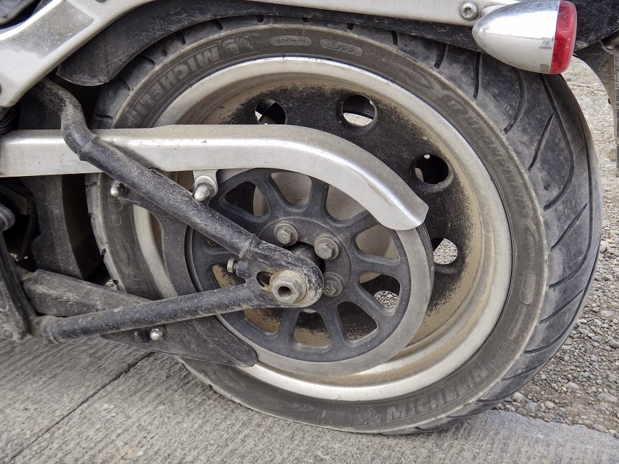 Passo a passo para trocar o pneu furado da moto - Zelão Racing - Blog