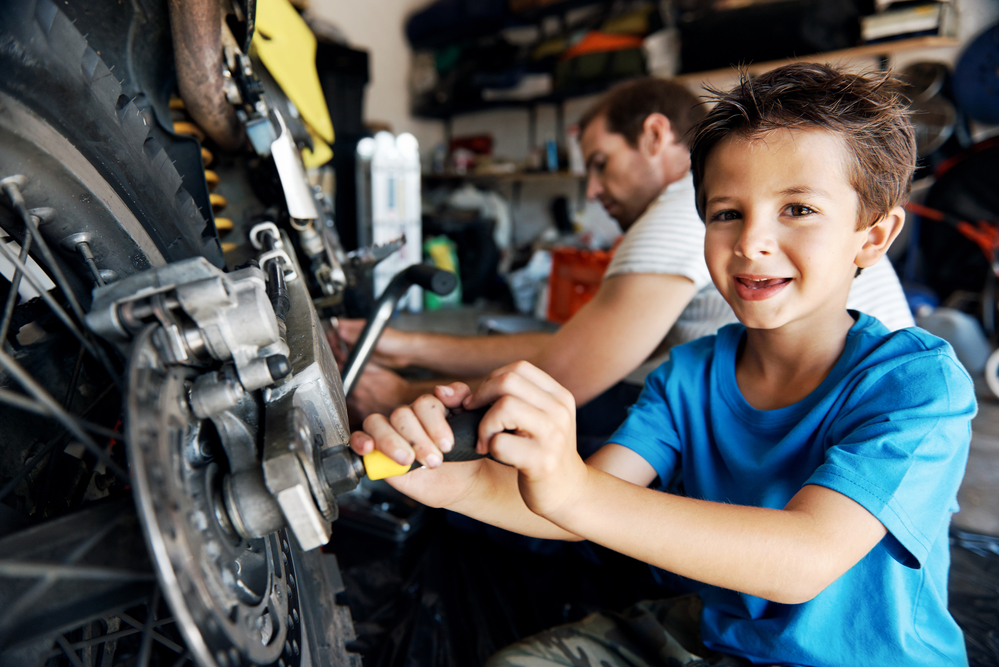 Introduzindo seu filho no motociclismo: tudo que você precisa saber