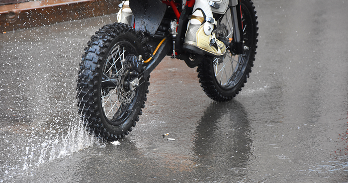 andar de moto na chuva