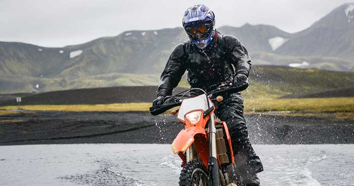 5 dicas para pilotar moto em dias de chuva