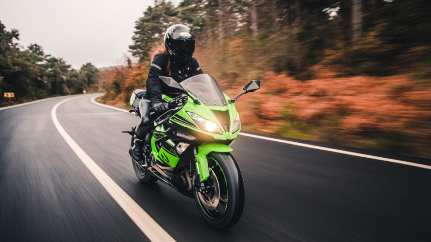 Zelão Racing: como se proteger do vento ao andar de moto?